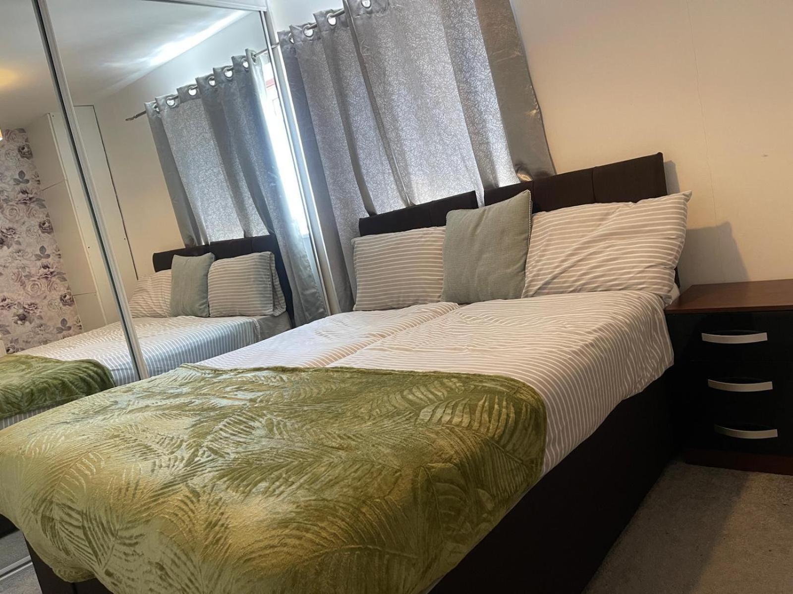 Basildon 3 Bedroom - Free Parking Private Garden المظهر الخارجي الصورة